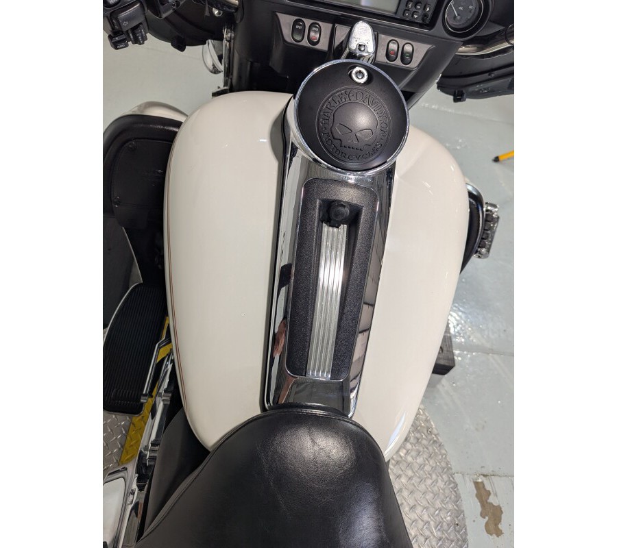 2011 Harley-Davidson® Tri Glide™ Ultra Classic® Exclusive - Arctic White - Shrine
