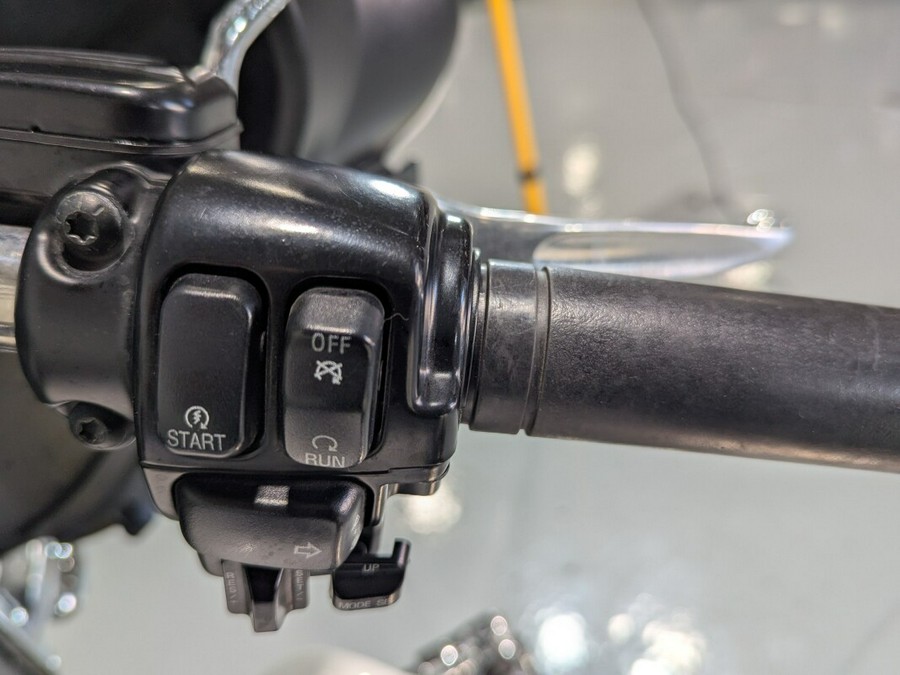 2011 Harley-Davidson® Tri Glide™ Ultra Classic® Exclusive - Arctic White - Shrine