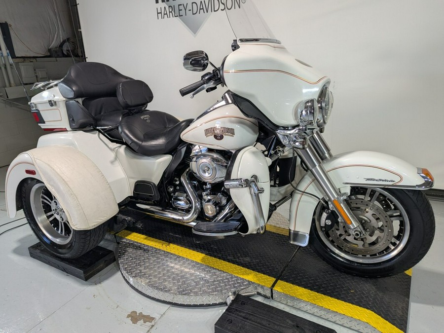 2011 Harley-Davidson® Tri Glide™ Ultra Classic® Exclusive - Arctic White - Shrine