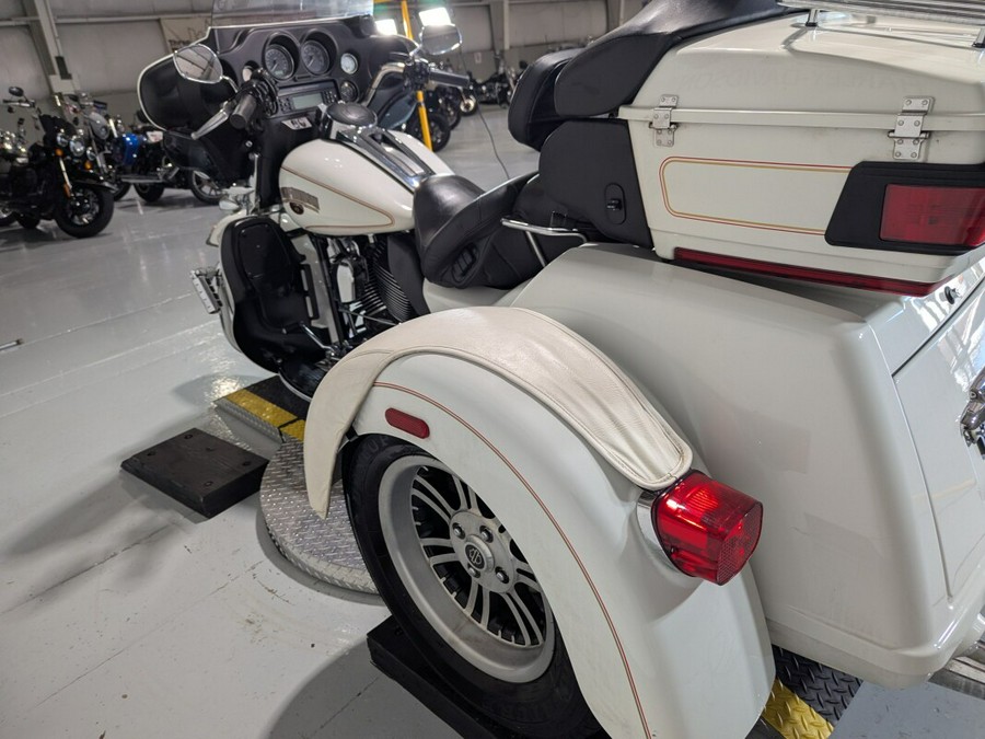 2011 Harley-Davidson® Tri Glide™ Ultra Classic® Exclusive - Arctic White - Shrine