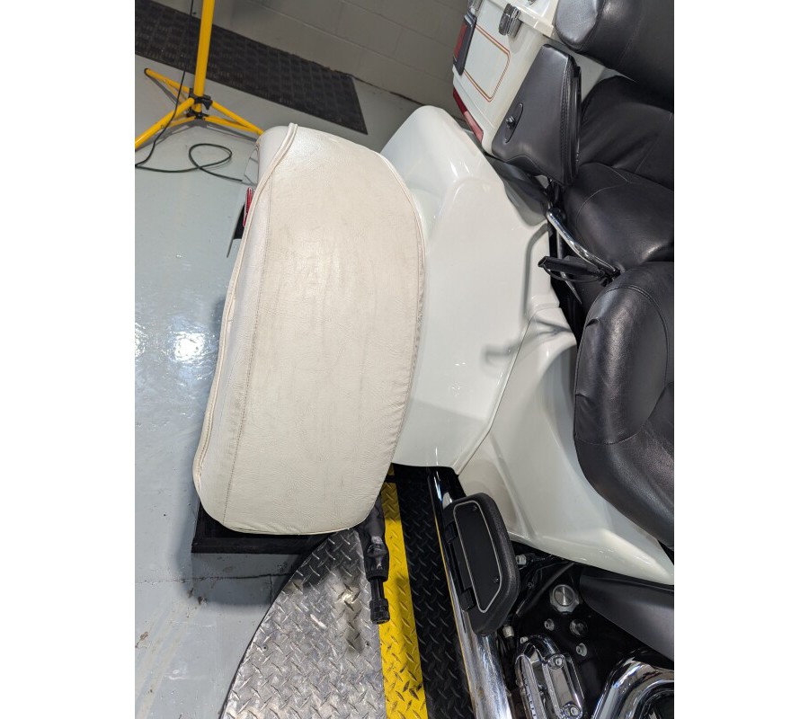 2011 Harley-Davidson® Tri Glide™ Ultra Classic® Exclusive - Arctic White - Shrine