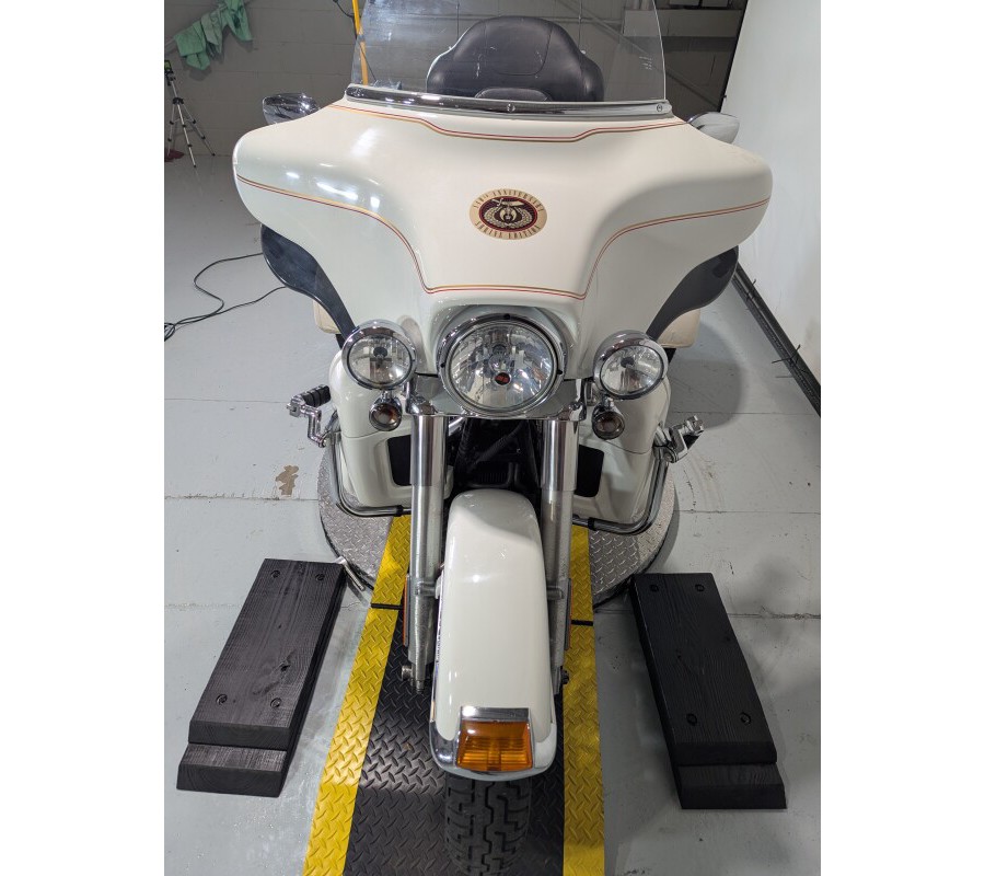 2011 Harley-Davidson® Tri Glide™ Ultra Classic® Exclusive - Arctic White - Shrine