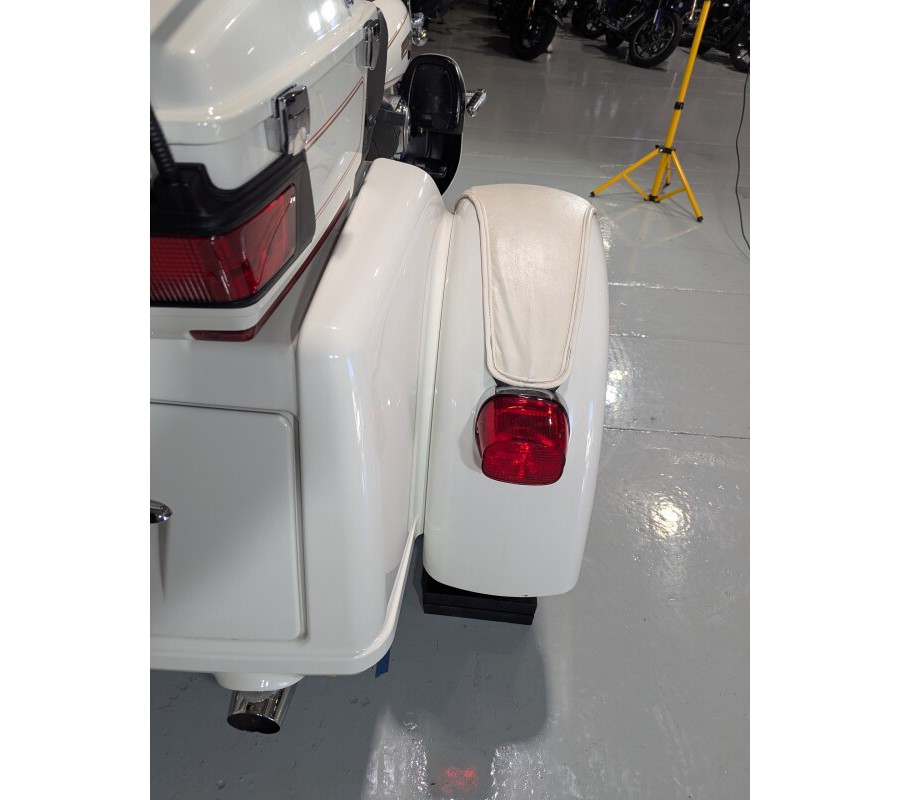 2011 Harley-Davidson® Tri Glide™ Ultra Classic® Exclusive - Arctic White - Shrine