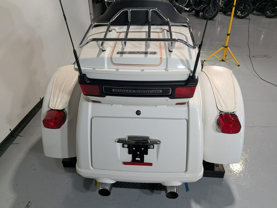 2011 Harley-Davidson® Tri Glide™ Ultra Classic® Exclusive - Arctic White - Shrine