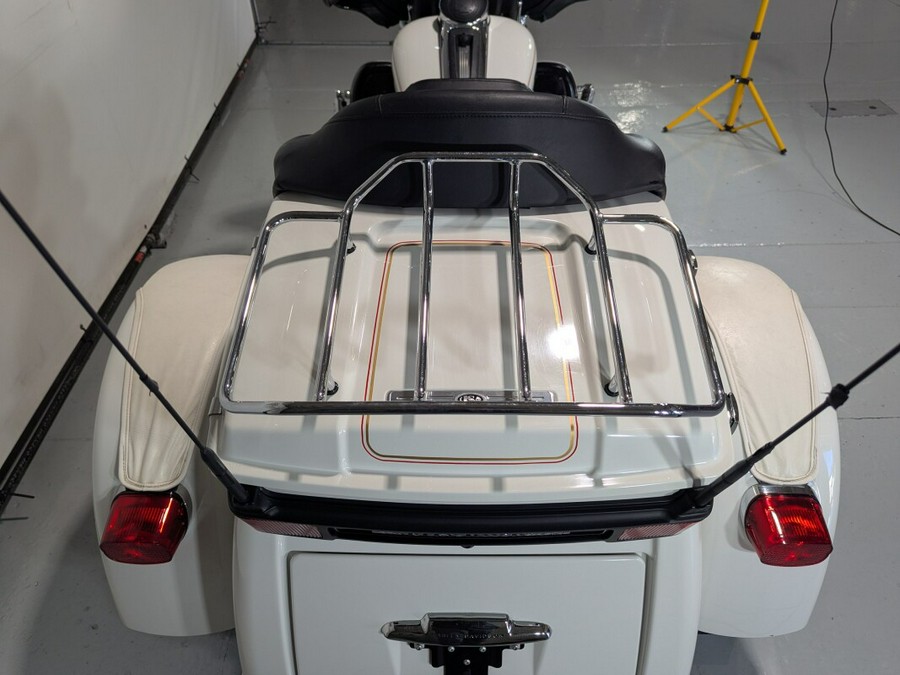 2011 Harley-Davidson® Tri Glide™ Ultra Classic® Exclusive - Arctic White - Shrine