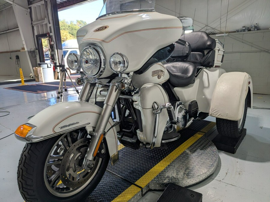 2011 Harley-Davidson® Tri Glide™ Ultra Classic® Exclusive - Arctic White - Shrine