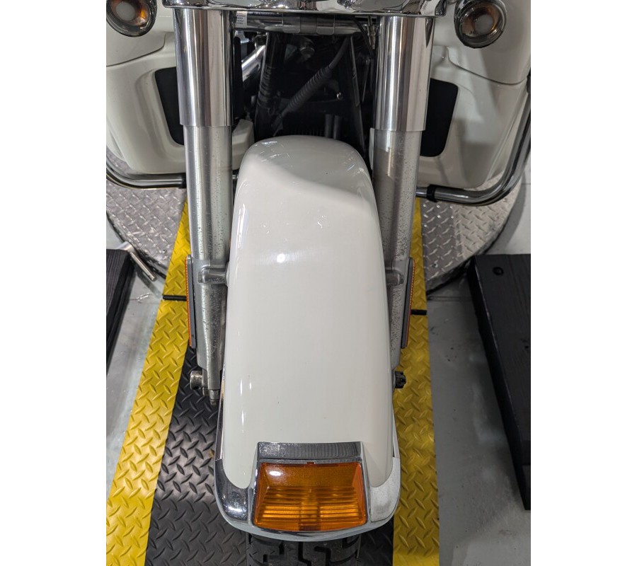 2011 Harley-Davidson® Tri Glide™ Ultra Classic® Exclusive - Arctic White - Shrine
