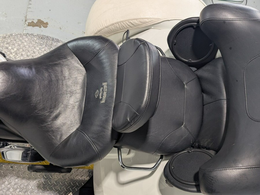 2011 Harley-Davidson® Tri Glide™ Ultra Classic® Exclusive - Arctic White - Shrine