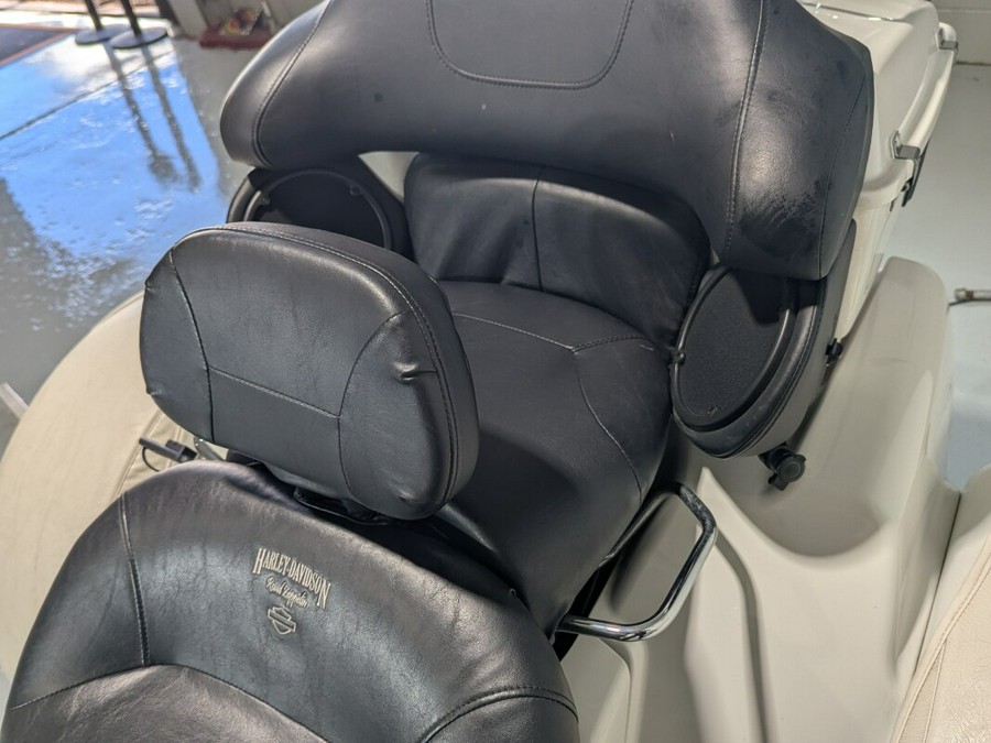 2011 Harley-Davidson® Tri Glide™ Ultra Classic® Exclusive - Arctic White - Shrine