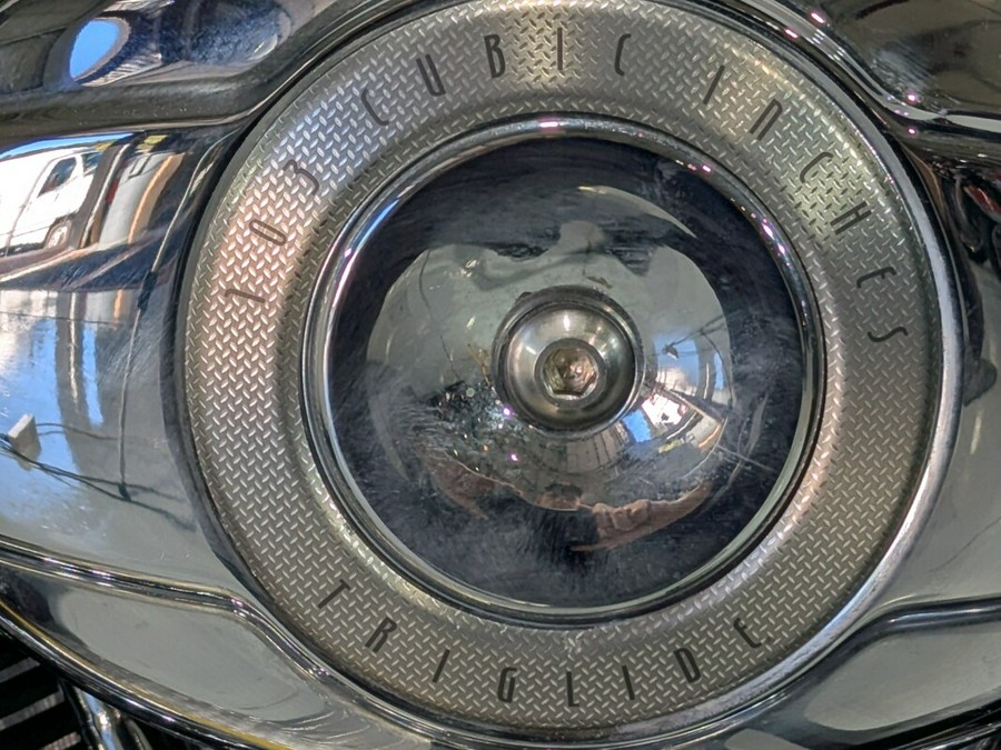 2011 Harley-Davidson® Tri Glide™ Ultra Classic® Exclusive - Arctic White - Shrine