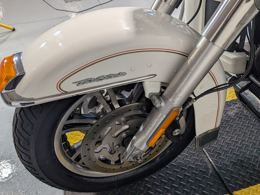 2011 Harley-Davidson® Tri Glide™ Ultra Classic® Exclusive - Arctic White - Shrine