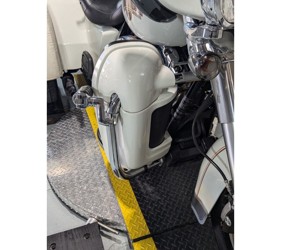 2011 Harley-Davidson® Tri Glide™ Ultra Classic® Exclusive - Arctic White - Shrine