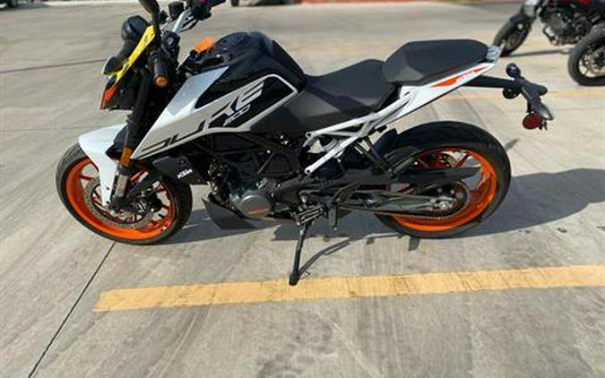 2021 KTM 200 Duke and 390 Duke First Look Preview