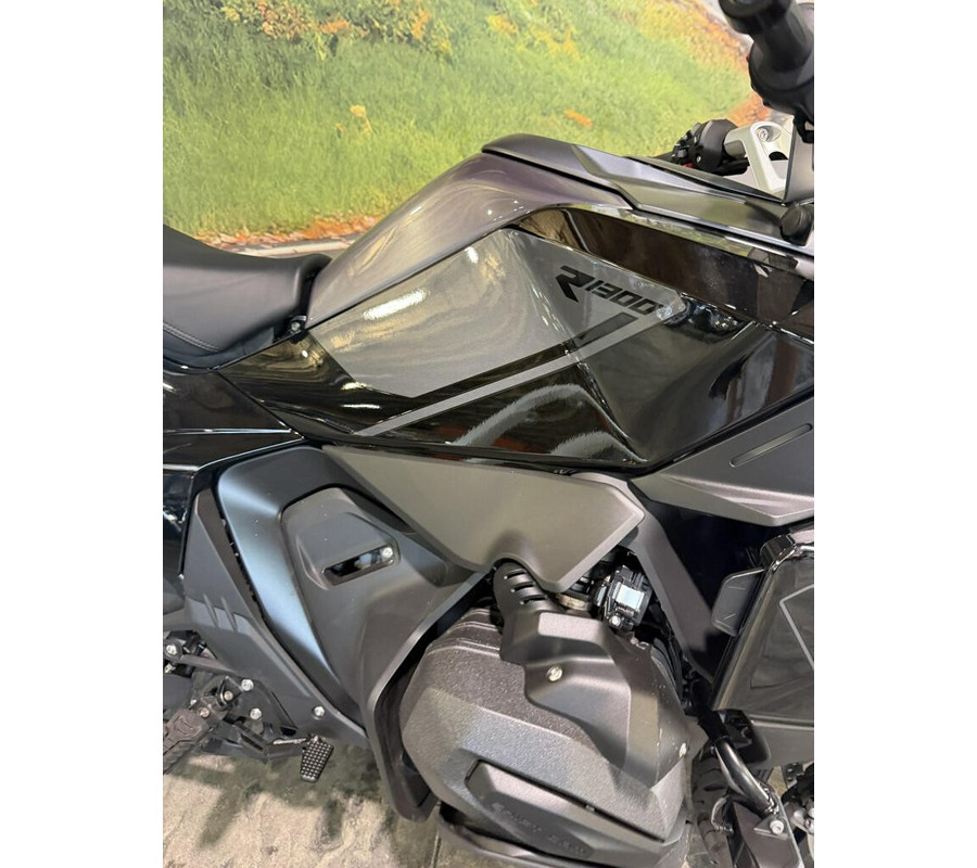 2026 R1300RT Triple Black only 1314 miles!!!