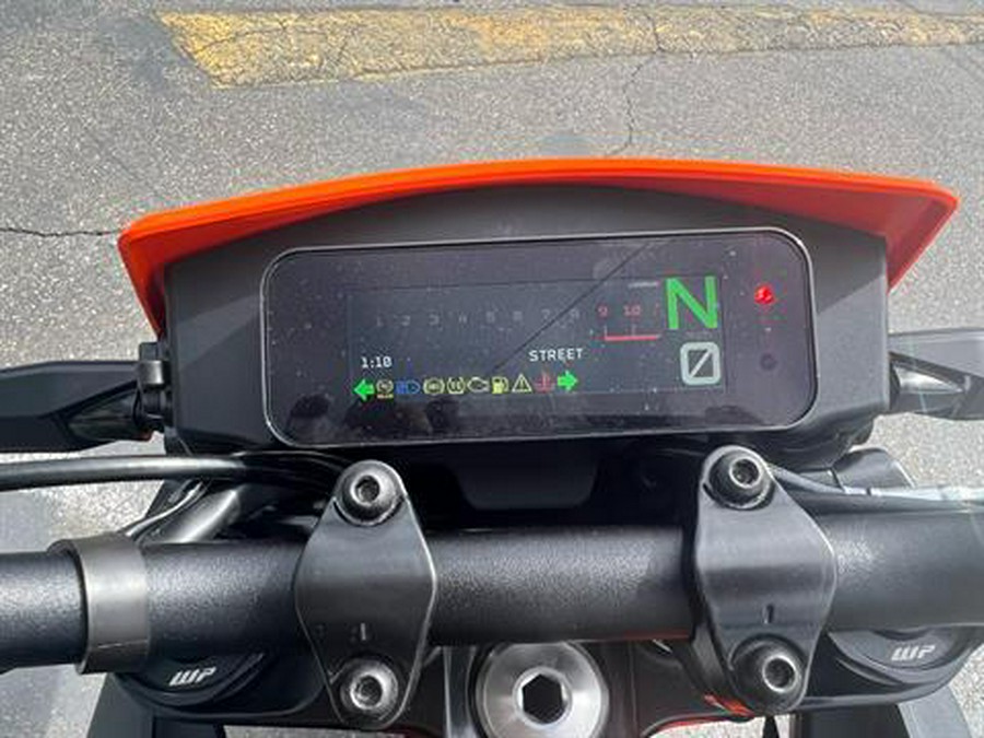 2025 KTM 390 SMC R