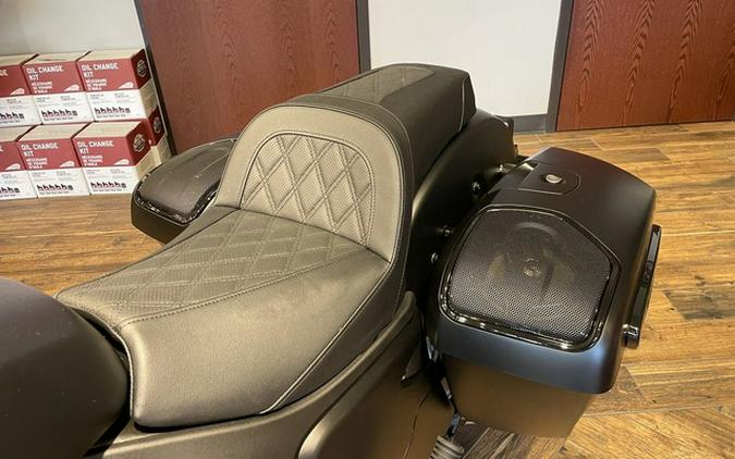 2025 Indian Challenger Dark Horse 112 W/Powerband Audio Blac