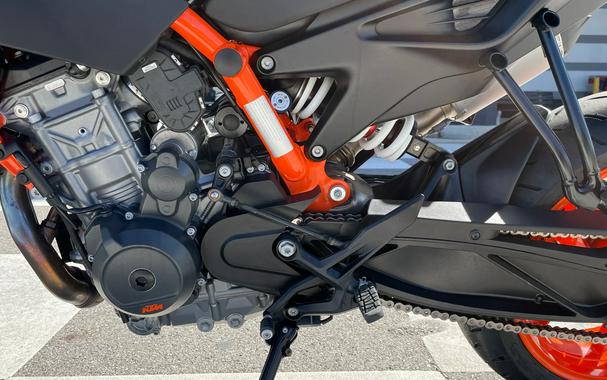 2023 KTM Duke 890 R