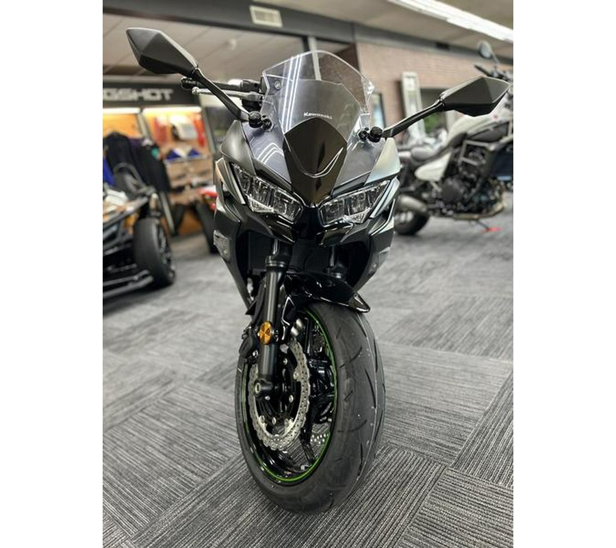 2024 Kawasaki Ninja® 650 Metallic Matte Graphenesteel Gray/Ebony