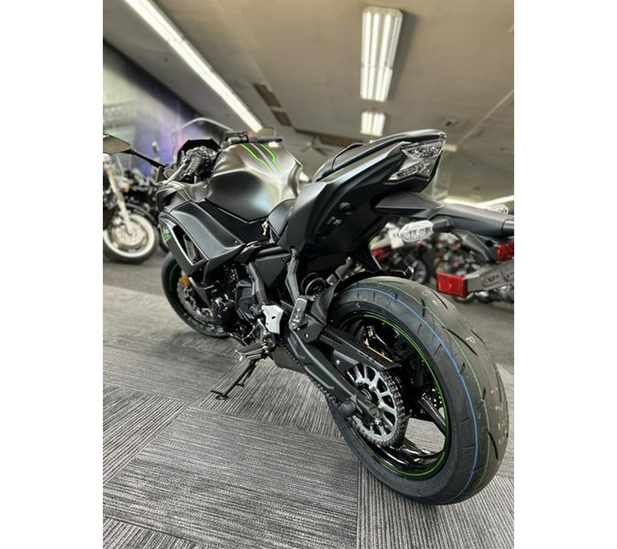 2024 Kawasaki Ninja® 650 Metallic Matte Graphenesteel Gray/Ebony