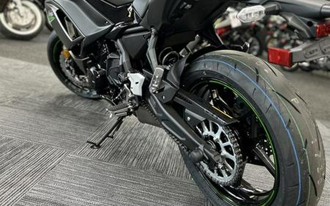 2024 Kawasaki Ninja® 650 Metallic Matte Graphenesteel Gray/Ebony