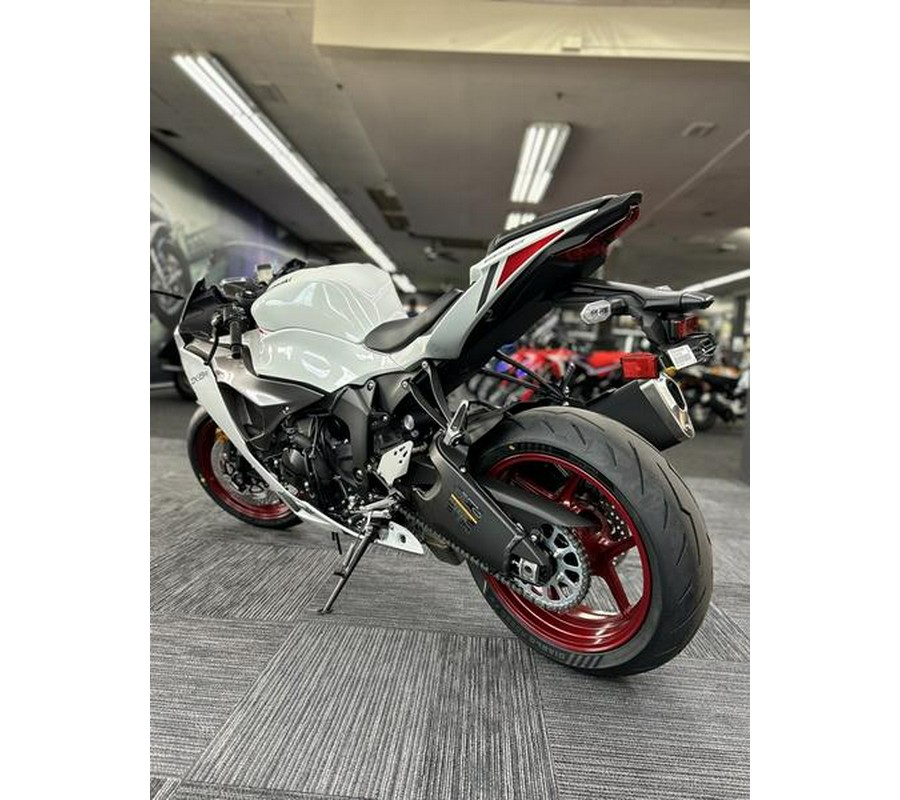 2024 Kawasaki Ninja® ZX™-6R Pearl Robotic White/Metallic Graphite Gray