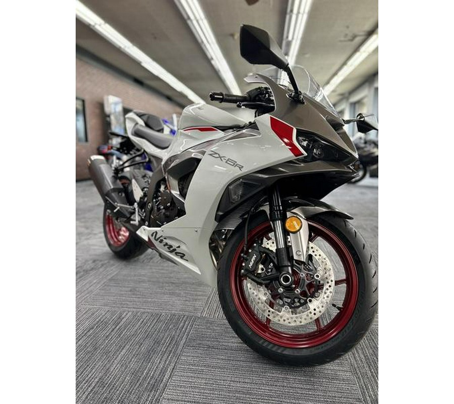 2024 Kawasaki Ninja® ZX™-6R Pearl Robotic White/Metallic Graphite Gray