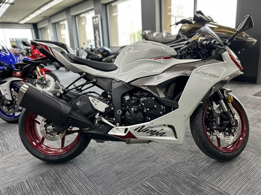 2024 Kawasaki Ninja® ZX™-6R Pearl Robotic White/Metallic Graphite Gray