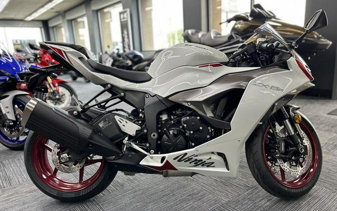 2024 Kawasaki Ninja® ZX™-6R Pearl Robotic White/Metallic Graphite Gray