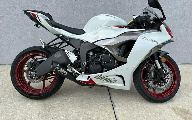 2024 Kawasaki Ninja ZX-6R ABS Pearl Robotic White/Metallic Gra