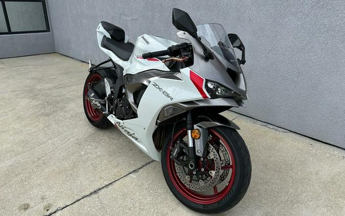 2024 Kawasaki Ninja ZX-6R ABS Pearl Robotic White/Metallic Gra