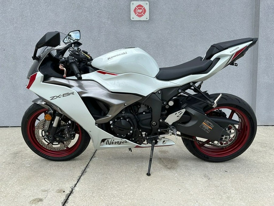 2024 Kawasaki Ninja ZX-6R ABS Pearl Robotic White/Metallic Gra