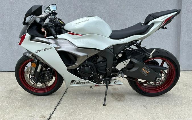 2024 Kawasaki Ninja ZX-6R ABS Pearl Robotic White/Metallic Gra