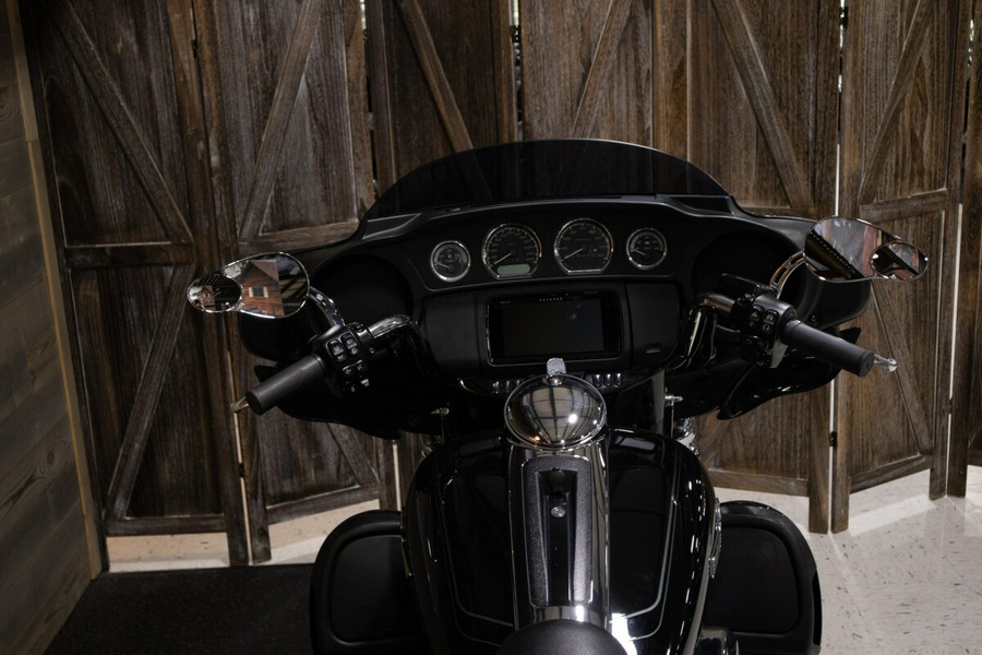 2022 Tri Glide® Ultra (FLHTCUTG)