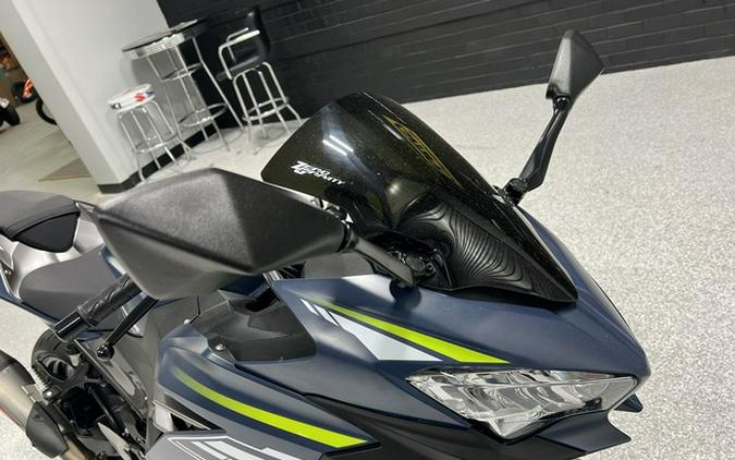 2022 Kawasaki Ninja 400 ABS Metallic Matte Blue/Metallic Graphi