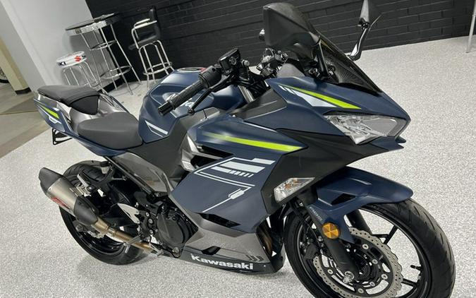 2022 Kawasaki Ninja 400 ABS Metallic Matte Blue/Metallic Graphi
