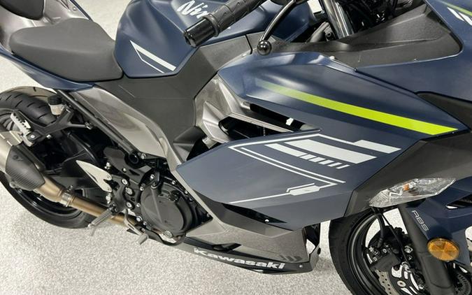 2022 Kawasaki Ninja 400 ABS Metallic Matte Blue/Metallic Graphi