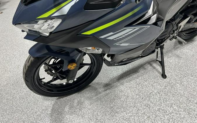 2022 Kawasaki Ninja 400 ABS Metallic Matte Blue/Metallic Graphi