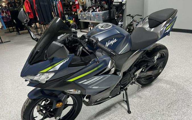 2022 Kawasaki Ninja 400 ABS Metallic Matte Blue/Metallic Graphi