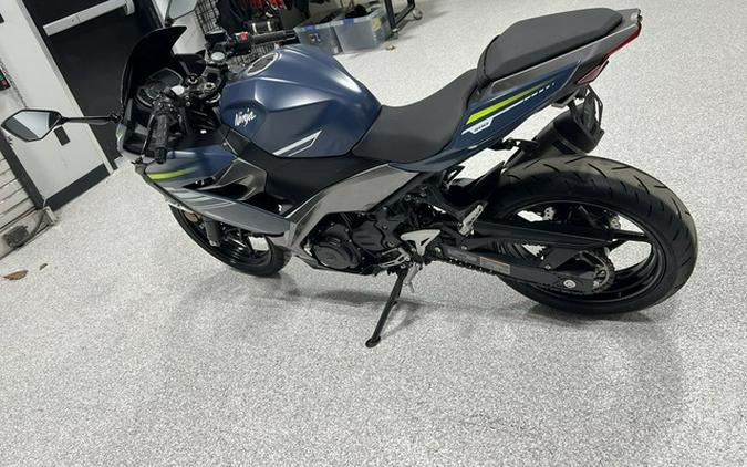 2022 Kawasaki Ninja 400 ABS Metallic Matte Blue/Metallic Graphi
