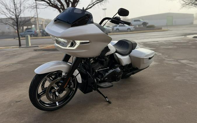 2024 Harley-Davidson® Road Glide® White Onyx Pearl - Black Finish