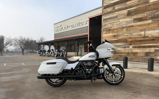 2024 Harley-Davidson® Road Glide® White Onyx Pearl - Black Finish