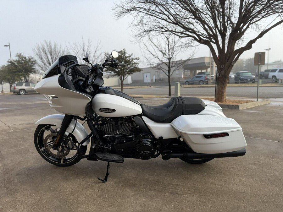 2024 Harley-Davidson® Road Glide® White Onyx Pearl - Black Finish