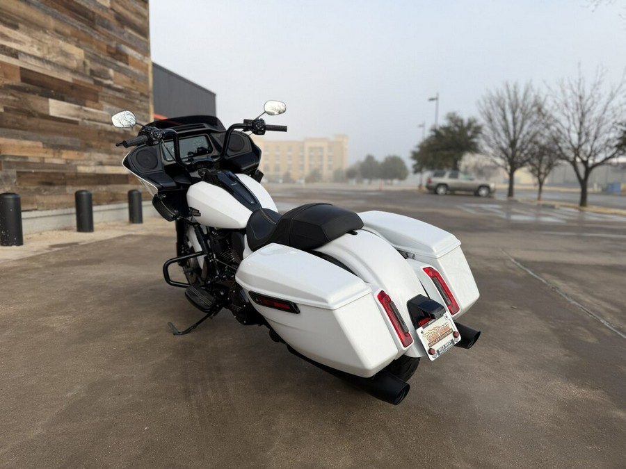 2024 Harley-Davidson® Road Glide® White Onyx Pearl - Black Finish