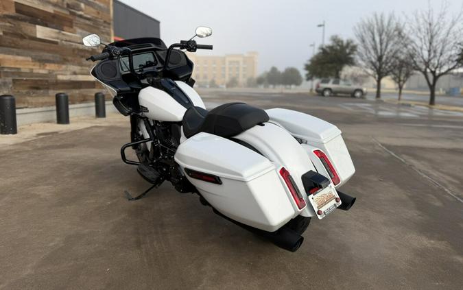 2024 Harley-Davidson® Road Glide® White Onyx Pearl - Black Finish