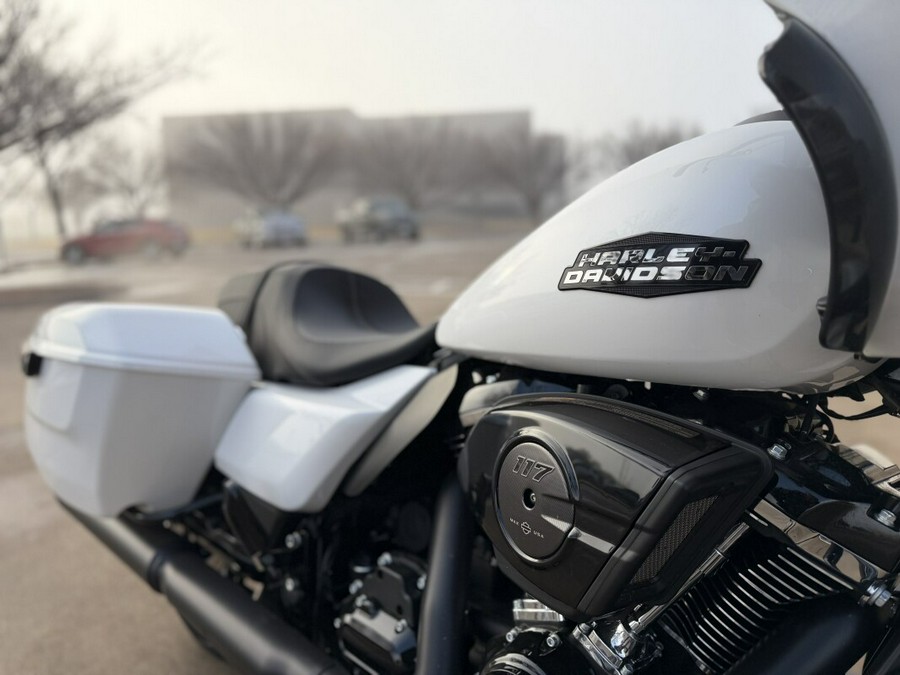2024 Harley-Davidson® Road Glide® White Onyx Pearl - Black Finish
