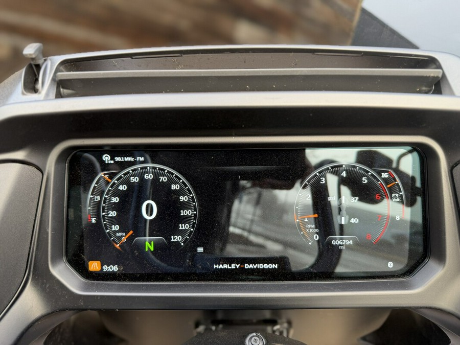 2024 Harley-Davidson® Road Glide® White Onyx Pearl - Black Finish