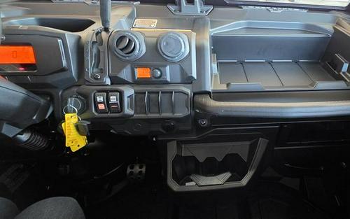 2026 Can-Am® Defender MAX DPS CAB HD10