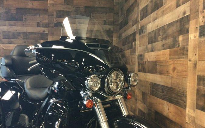 2024 Harley-Davidson Tri Glide Ultra Vivid Black FLHTCUTG