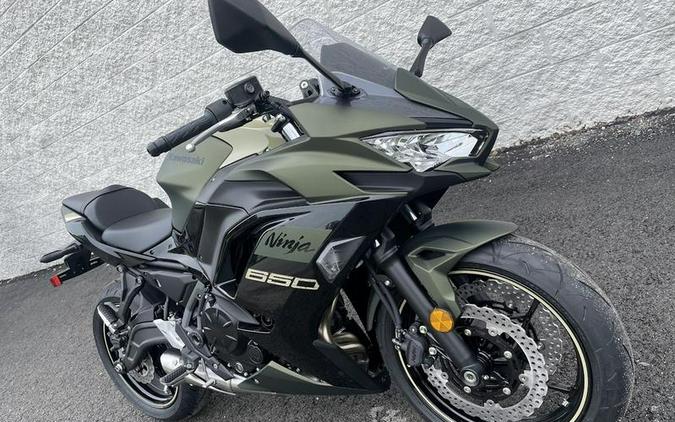 2024 Kawasaki Ninja® 650 Metallic Covert Green/Metallic Spark Black