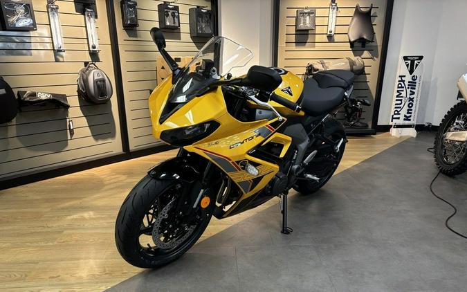 2026 Triumph Daytona 660 Cosmic Yellow / Sapphire Black